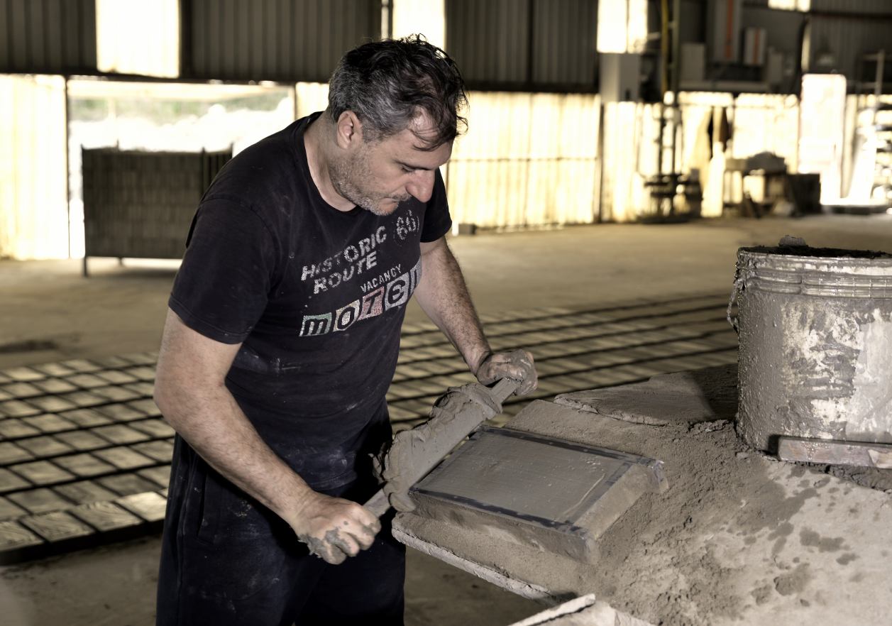 crezione a mano del mattone al banco di lavoro, modellazione argilla