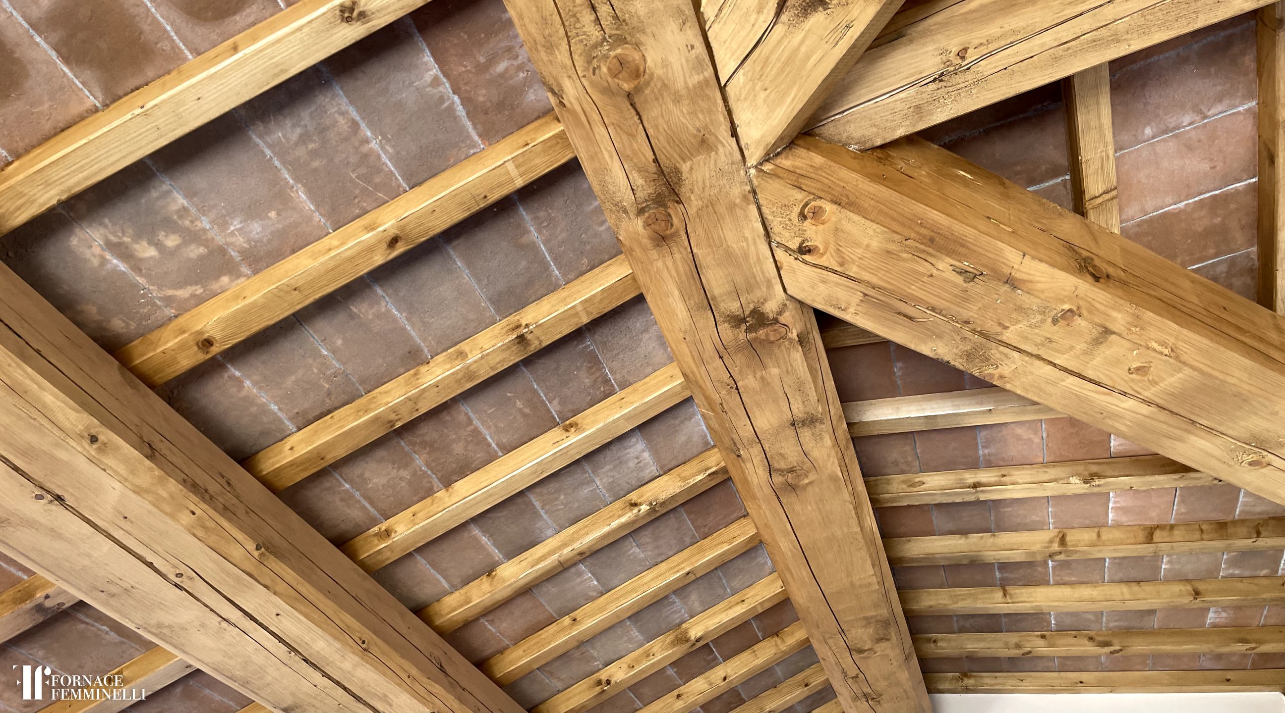 soffitto travi e mattoni pianelle a vista