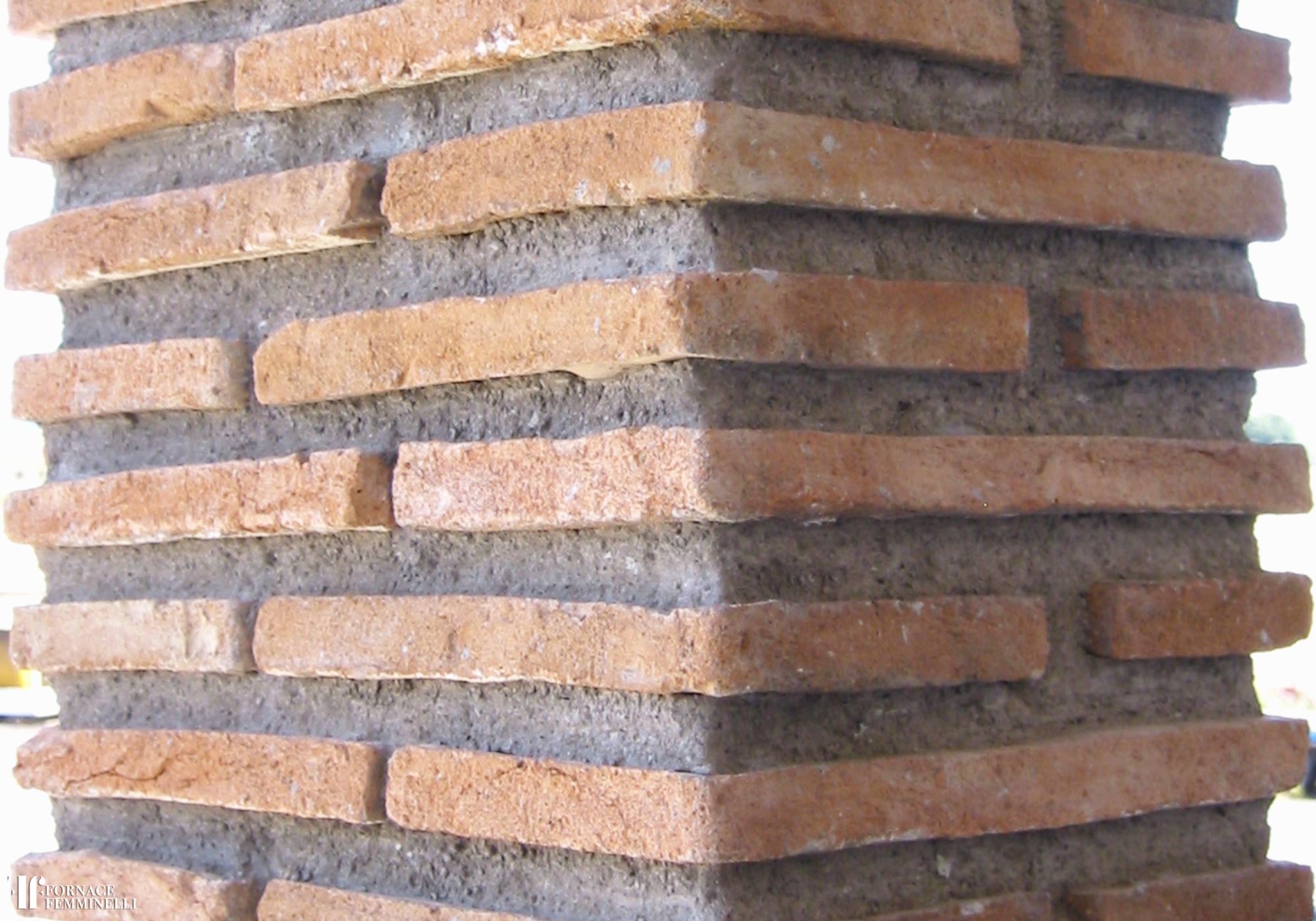 colonna di mattoni fatti a mano